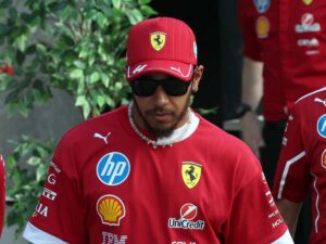 Lewis Hamilton in divisa Ferrari e con gli occhiali da sole