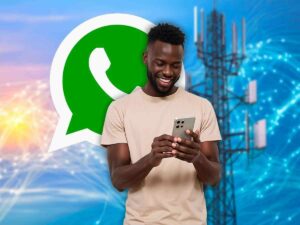 Ragazzo che chatta su Whatsapp con logo sullo sfondo