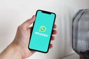 Telefono con logo Whatsapp