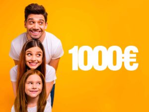 tre persone che sorridono con vicino la scritta 1.000€
