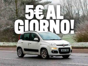 scritta 5€ al giorno vicino a una Fiat Panda in transito
