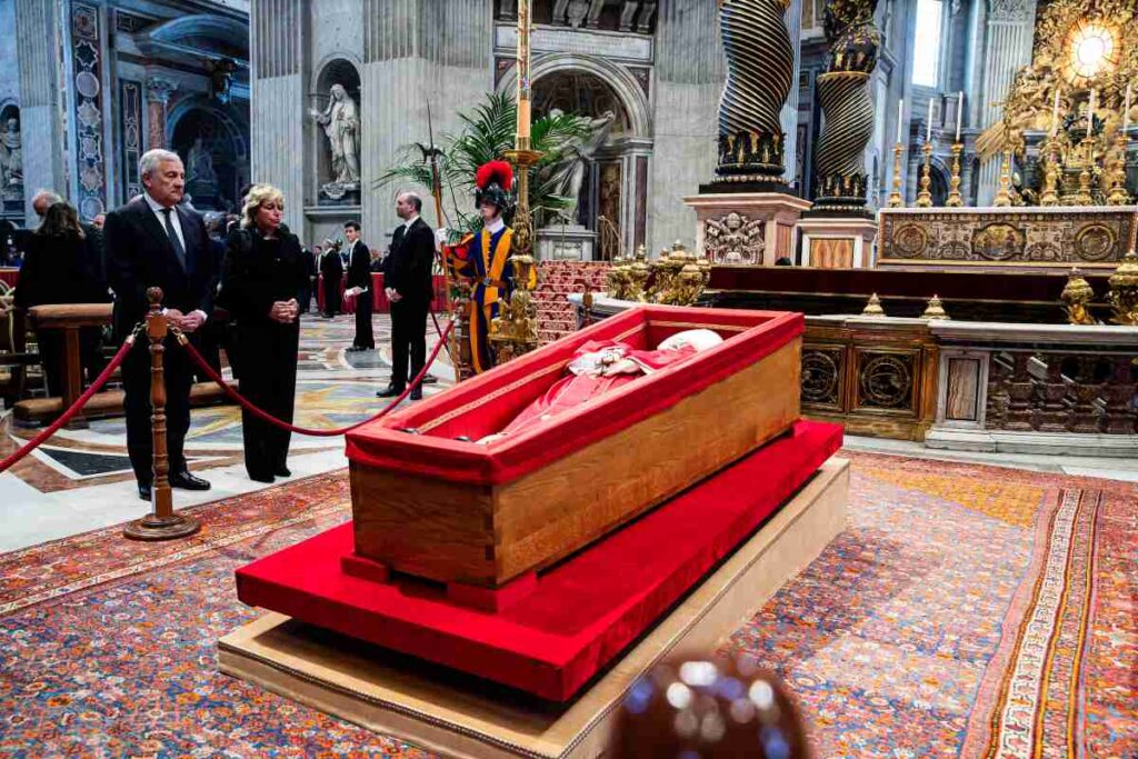Papa Francesco nella bara