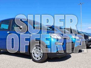 scritta super offerta con dietro auto parcheggiate
